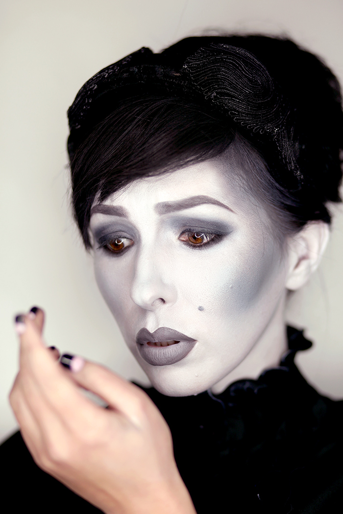 Grayscale Makeup Tutorial for Halloween